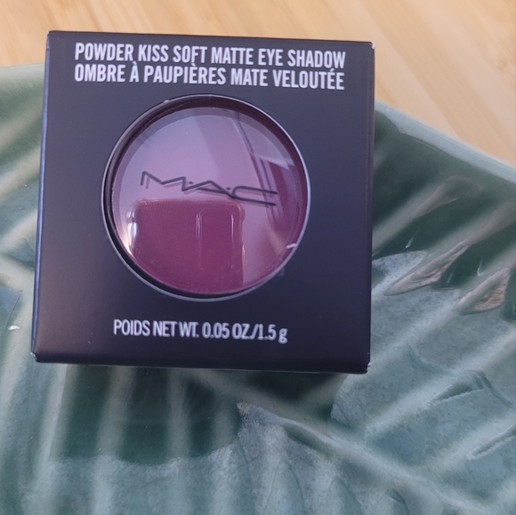 Mac cosmetics POWDER KISS SOFT MATTE EYESHADOW in lens blur - Picture 2 of 8